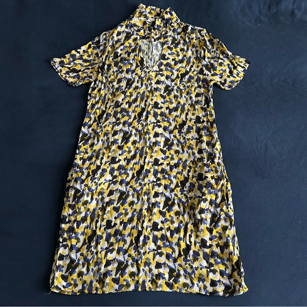 Velvet by Graham & Spencer abstract collared midi vneck shirt dress